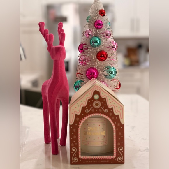 Sweet Gingerbread Scented Candle on a cute gingerbread house - Picture 2 of 10